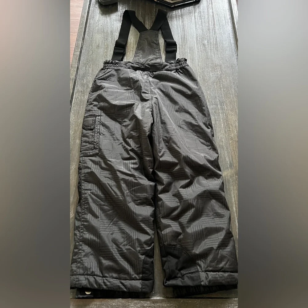 32 Degrees boys bib style gray/  Black Patterned snowboard Pants